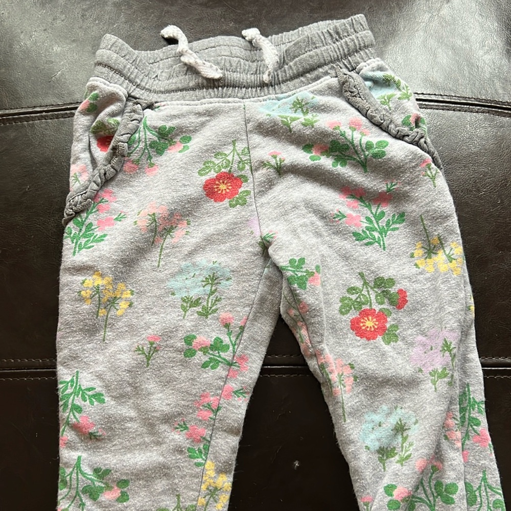 Hanna Andersson grey floral size 90 girl’s sweatpants.